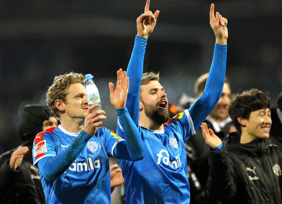 Photo Cheering after the final whistle and a lap of honour of the Kiel players, here Johannes van den Bergh and right Stefan THESKER Football 2 League on Mo 10 02 2020 Holstein Kiel FC St Pauli 2 1