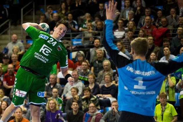 27 02 2020, xfrx, Handball HBL 1 Bundesliga, Fuechse Berlin HSG Nordhorn Lingen emspor, v l Frederik Simak Fuechse Berlin ,Bart Ravensbergen HSG Nordhorn Lingen DFL DFB REGULATIONS PROHIBIT ANY USE OF PHOTOGRAPHS as IMAGE SEQUENCES and or QUASI VIDEO Berlin