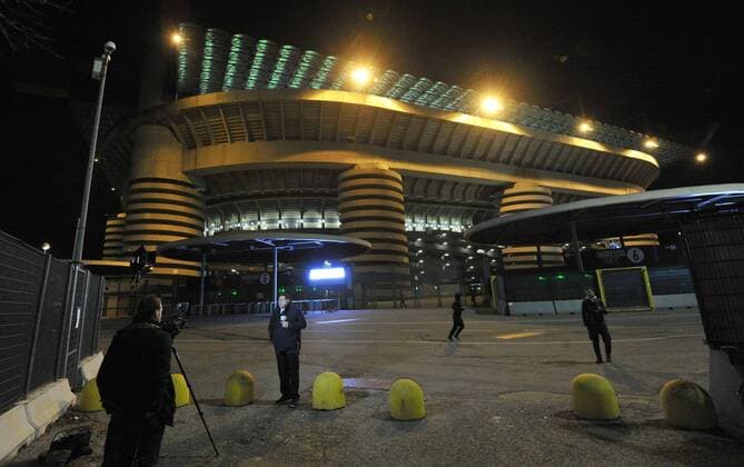 IPP20200227 Football - soccer: UEFA Europa League 2019 2020, Inter Mailand - Ludogorez Rasgrad, una troupe giornalistica all esterno dello stadio Giuseppe Meazza San Siro (Verwendung nur in Deutschland - GERMANY ONLY) *** IPP20200227 Football soccer UEFA Europa League 2019 2020, Inter Milan Ludogorez Rasgrad, una troupe giornalistica all esterno dello stadio Giuseppe Meazza San Siro Use only in Germany GERMANY ONLY 