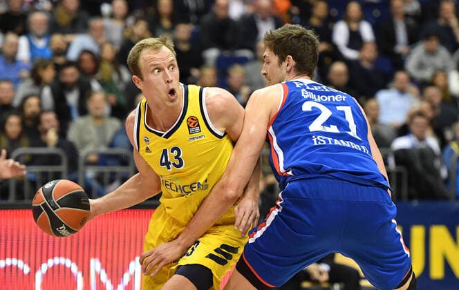 2020 Bilder des Jahres, Sport 02 Februar Sport Themen der Woche KW09 Sport Bilder des Tages Luke Sikma (ALBA), mit Ball, rechts Tibor Pleiß (Anadolu Efes), ALBA Berlin - Anadolu Efes Istanbul Basketball, Turkish Airlines Euroleague, Gruppenphase, Vorrunde, Herren, Männer, Maenner, men, Saison 2019 2020 Berlin, 27.2..2020 Mercedes-Benz Arena *** Luke Sikma ALBA , with ball, right Tibor Pleiß Anadolu Efes , ALBA Berlin Anadolu Efes Istanbul Basketball, Turkish Airlines Euroleague, Group stage, preliminary round, men, men, men, men, season 2019 2020 Berlin, 27 2 2020 Mercedes Benz Arena
