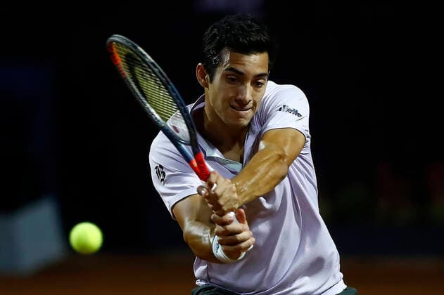 Tenis, Chile Dove MenCare Open ATP, Tennis Herren 250 de Santiago. El tenista Christian Gar’n de Chile regresa la bola a Alejandro Davidovichen de Espana durante el ATP 250 Chile Dove MenCare Open Santiago, Chile. 27 02 2020 Felipe Zanca Photosport ATP 250 de Santiago 2020, Christian Garin vs Alejandro Davidovichen