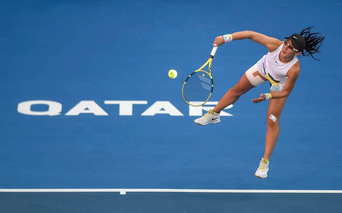 (200228) -- DOHA, Feb. 28, 2020 (Xinhua) -- Zheng Saisai of China serves during the women s singles quarterfinal match against Aryna Sabalenka of Belarus at the 2020 WTA, Tennis Damen Qatar Open in Doha, Qatar, Feb. 27, 2020. (Photo by Nikku Xinhua) (SP)QATAR-DOHA-TENNIS-WTA-SINGLES 