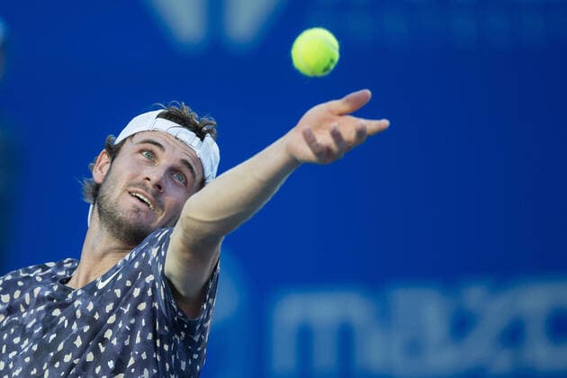 (200228) -- ACAPULCO, Feb. 28, 2020 (Xinhua) -- Tommy Paul of the United States serves during the men s singles quarterfinal match against John Isner of the United States at the 2020 ATP, Tennis Herren Mexican Open tennis tournament in Acapulco, Mexico, Feb. 27, 2020. (Xinhua Francisco Canedo) (SP)MEXICO-ACAPULCO-TENNIS-ATP-MEXICAN OPEN-MEN S SINGLES QUARTER FINALS 