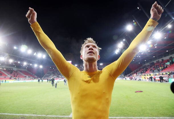 Regensburg Dresden Fussball 2 Bundesliga Regensburg, 28 02 2020, Arena Regensburg, Fussball, 2 Bundesliga, 24 Spieltag , SSV Jahn Regensburg vs SG Dynamo Dresden 1 2 0 0 , In the picture Dresden rejoicing after the end of the game Simon Makienok 13, Dresden scored the winning goal , According to the requirements of the DFL Deutsche Fußball Liga it is prohibited to use or have used in the stadium and or from the game made photographs in the form of sequence images and or video-like photo series,