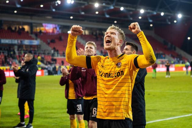 28 02 2020, Football, GER, Season, 2019 2020, 2 Bundesliga, 24 Matchday, SSV Jahn Regensburg Dynamo Dresden Final cheers from Simon Makienok Christoffersen in front of the accompanying fans DFL REGULATIONS PROHIBIT ANY USE OF PHOTOGRAPHS AS IMAGE SEQUENCES AND OR QUASI VIDEO