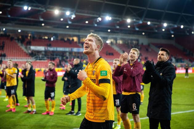 28 02 2020, Football, GER, Season, 2019 2020, 2 Bundesliga, 24 Matchday, SSV Jahn Regensburg Dynamo Dresden Final cheers from Simon Makienok Christoffersen in front of the accompanying fans DFL REGULATIONS PROHIBIT ANY USE OF PHOTOGRAPHS AS IMAGE SEQUENCES AND OR QUASI VIDEO