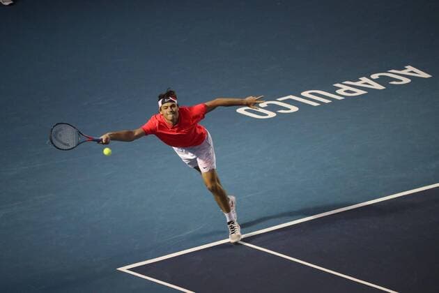 US tennis player Taylor Fritz returns a ball against his fellow countryman John Isner, during a game of the Mexican Tennis Open held in Acapulco, Guerrero state, Mexico, 28 February 2020. Mexican Tennis Open in Acapulco !ACHTUNG: NUR REDAKTIONELLE NUTZUNG!  Copyright: xDavidxGuzmánx MEX6482 20200229-637185446991862118