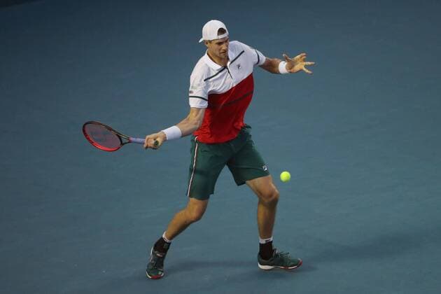 US tennis player John Isner returns a ball against his fellow countryman Taylor Fritz, during a game of the Mexican Tennis Open held in Acapulco, Guerrero state, Mexico, 28 February 2020. Mexican Tennis Open in Acapulco !ACHTUNG: NUR REDAKTIONELLE NUTZUNG!  Copyright: xDavidxGuzmánx MEX6476 20200229-637185448856343542
