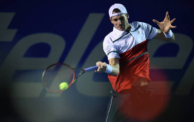 (200229) -- ACAPULCO, Feb. 29, 2020 -- John Isner hits a return during the men s singles semifinal match between Taylor Fritz of the United States and John Isner of the United States at the 2020 ATP, Tennis Herren Mexican Open tennis tournament in Acapulco, Mexico, Feb. 28, 2020. ) (SP)MEXICO-ACAPULCO-TENNIS-ATP-MEXICAN OPEN-SEMIFINALS XinxYuewei 
