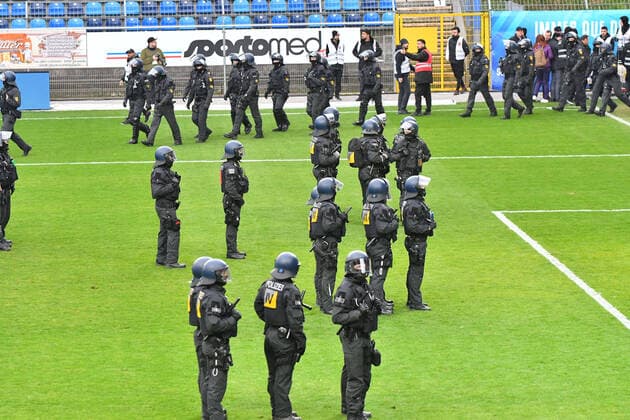 2020 Bilder des Jahres, Sport 02 Februar Sport Themen der Woche KW09 GER, 3. Liga, SV Waldhof Mannheim vs. 1. FC Kaiserslautern 29.02.2020, Carl-Benz-Stadion, Mannheim, GER, 3. Liga, SV Waldhof Mannheim vs. 1. FC Kaiserslautern, DFL REGULATIONS PROHIBIT ANY USE OF PHOTOGRAPHS AS IMAGE SEQUENCES AND OR QUASI-VIDEO. im Bild: Nach Schlusspfiff stuermten Teile beider Fanlager das Spielfeld, die Polizei musst eingreifen. *** GER, 3 Liga, SV Waldhof Mannheim vs. 1 FC Kaiserslautern 29 02 2020, Carl Benz Stadion, Mannheim, GER, 3 Liga, SV Waldhof Mannheim vs. 1 FC Kaiserslautern, DFL REGULATIONS PROHIBIT ANY USE OF PHOTOGRAPHS AS IMAGE SEQUENCES AND OR QUASI VIDEO in the picture After the final whistle, parts of both fan camps stormed the pitch, the police had to intervene nordphotox xFabisch nordphoto00100