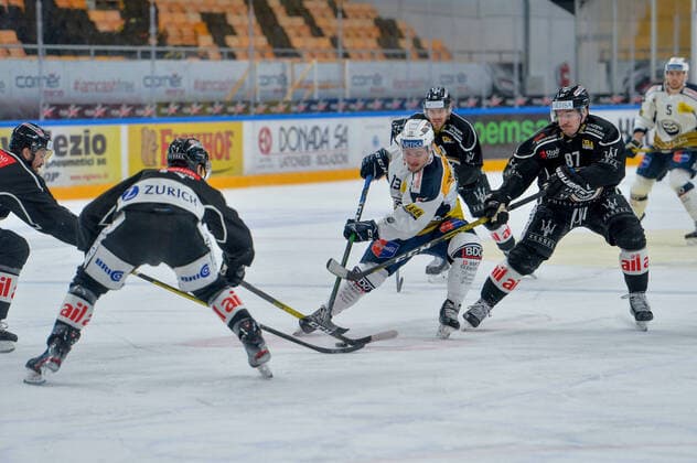 29 02 2020, Lugano, Corner Arena, Ice Hockey NL HC Lugano HC Ambri Piotta, 13 Marco Müller Ambri against 87 Dario Bürgler Lugano Lugano Corner Arena Ticino Switzerland Copyright: xJustPictures.ch AndreaxBrancax