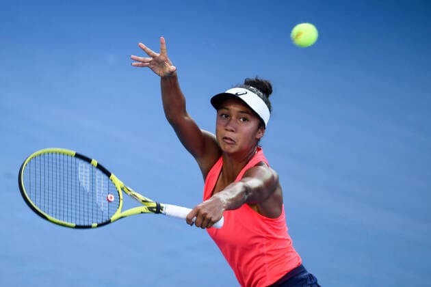 (200301) -- ACAPULCO, March 1, 2020 -- Leylah Fernandez of Canada hits a return during the women s singles final match between Heather Watson of Britain and Leylah Fernandez of Canada at the 2020 WTA, Tennis Damen Mexican Open tennis tournament in Acapulco, Mexico, Feb. 29, 2020. ) (SP)MEXICO-ACAPULCO-TENNIS-WTA-MEXICAN OPEN-FINALS XinxYuewei 