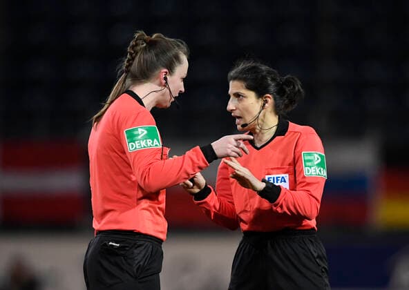 Assistant Irina Stremel and referee Riem Hussein at the not given goal, 1 FFC Turbine Potsdam SGS Essen, Soccer, Women, Bundesliga, Season 2019 2020, Potsdam, 28 02 2020, Germany, DFB DFL REGULATIONS PROHIBIT ANY USE OF PHOTOGRAPHS AS IMAGE SEQUENCES AND OR QUASI VIDEO xjkx