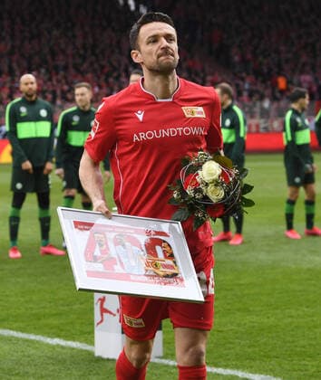 Fussball, Herren, Saison 2019 2020, 1. Bundesliga (24. Spieltag), 1. FC Union Berlin - VfL Wolfsburg, Christian Gentner (1. FC Union) wurde vor dem Spiel für sein 400. Bundesligaspiel geehrt, 01.03. 2020, *** Football, Men, Season 2019 2020, 1 Bundesliga 24 Matchday , 1 FC Union Berlin VfL Wolfsburg, Christian Gentner 1 FC Union was honoured before the match for his 400 Bundesliga match, 01 03 2020, Copyright: xMatthiasxKochx