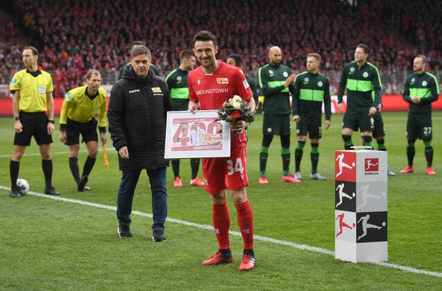 Fussball, Herren, Saison 2019 2020, 1. Bundesliga (24. Spieltag), 1. FC Union Berlin - VfL Wolfsburg, Christian Gentner (1. FC Union) wurde vor dem Spiel für sein 400. Bundesligaspiel geehrt, links Profifußball-Geschäftsführer Oliver Ruhnert (1. FC Union Berlin), 01.03. 2020, *** Football, Men, Season 2019 2020, 1 Bundesliga 24 Matchday , 1 FC Union Berlin VfL Wolfsburg, Christian Gentner 1 FC Union was honoured before the match for his 400 Bundesliga game, left Professional Football Director Oliver Ruhnert 1 FC Union Berlin , 01 03 2020, Copyright: xMatthiasxKochx