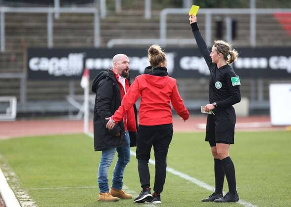 01 03 2020, xcex, GER, Koeln, Suedstadion, Womens Football, 1 Bundesliga, DIE LIGA, FLYERALARM Frauen Bundesliga Saison 2019 2020 1 FC Koeln 1 FFC Frankfurt Trainer Sascha Glass FCK sees the yellow card DFL regulations prohibit any use of photographs as image sequences and or quasi video