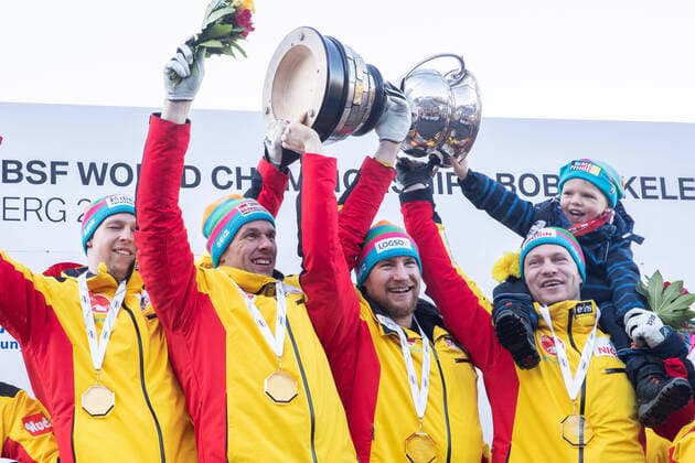 Bilder des Jahres 2020, Sport 03 März Sport Themen der Woche KW09 Sport Bilder des Tages Team Francesco Friedrich jubelt über den WM-Titel im 4er-Bob; Sieger, Erstplatzierter, Goldmedaille, gold medal; Jubel, celebration; Siegerehrung, Award Ceremony, 01.03.2020, Altenberg (Deutschland), IBSF World Championships Bobsleigh and Skeleton Altenberg *** Team Francesco Friedrich cheers for the World Championship title in 4-man bobsleigh Winner, first place, gold medal, gold medal cheers, celebration award ceremony, Award Ceremony, 01 03 2020, Altenberg Germany , IBSF World Championships Bobsleigh and Skeleton Altenberg xprx