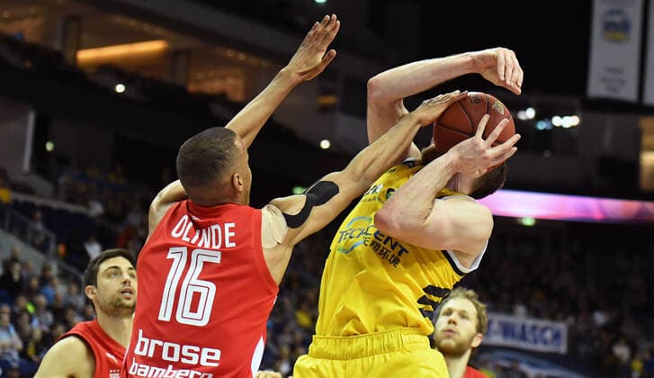 Tyler Cavanaugh ALBA , with ball, left Louis Olinde Bamberg , ALBA Berlin Brose Bamberg Basketball, easy Credit BBL , men, men, men, men, season 2019 2020 Berlin, 1 3 2020, Mercedes Benz Arena
