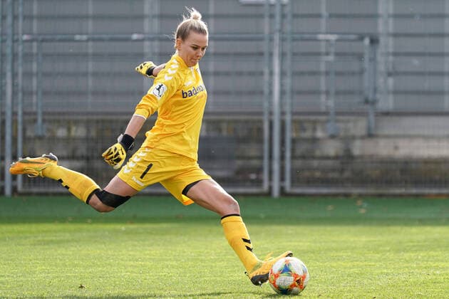 Merle Frohms Goalkeeper, Freiburg, 1 on goal kick, Free, Full Body, Single, Action, Action, 01 03 2020, Sinsheim Hoffenheim Germany, Football, Flyeralarm Frauen Bundesliga, TSG 1899 Hoffenheim SC Freiburg, DFB DFL REGULATIONS PROHIBIT ANY USE OF PHOTOGRAPHS AS IMAGE SEQUENCES AND OR QUASI VIDEO xozx