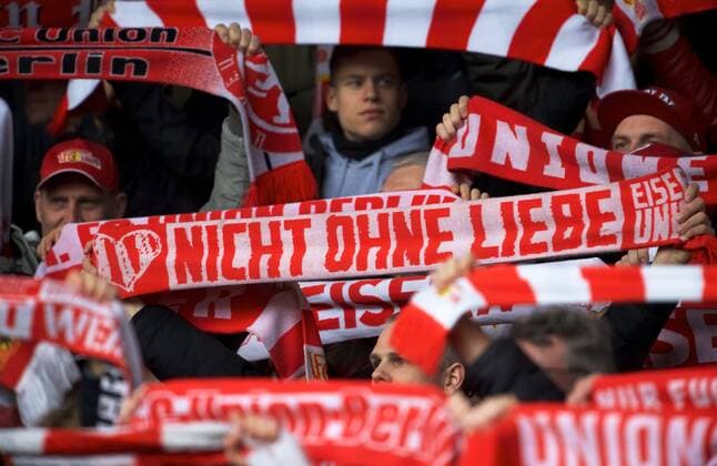 Fussball DFL 1.Bundesliga Berlin 01.03.2020 24 Spieltag Stadion an der Alten Foersterei 1 FC Union Berlin geg VfL Wolfsburg 2 : 2 FANS WALDSEITE TRIBÜNE SCHAL FANSCHAL WALDSEITE NICHT OHNE LIEBE *** Football DFL 1 Bundesliga Berlin 01 03 2020 24 Matchday Stadium at the Alte Foersterei 1 FC Union Berlin g VfL Wolfsburg 2 2 FANS WALDSEITE TRIBÜNE SCHAL FANSCHAL WALDSEITE NOT WITHOUT LOVE