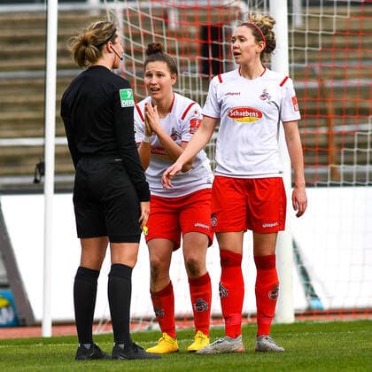 v left Referee Franziska Wildfeuer Lübeck , Sabrina Horvat Cologne, 3 , Theresa Gosch Cologne, 24 complaining about the penalty kick, complaining, complaining, complaining, complaining, pessimistic, Action, Action, 01 03 2020, Cologne Germany , Football, Flyeralarm Frauen Bundesliga, 1 FC Köln 1 FFC Frankfurt, DFB DFL REGULATIONS PROHIBIT ANY USE OF PHOTOGRAPHS AS IMAGE SEQUENCES AND OR QUASI VIDEO xmhx