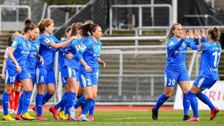 Players from 1 FFC Frankfurt cheer for the goal to 1 2 by Laura Freigang Frankfurt, 10, hidden, cheer for a goal, cheer, cheer, goal celebration, celebrate the goal, goal, celebration, cheer about the goal, optimistic, Action, Action, 01 03 2020, Cologne Germany , Football, Flyeralarm Frauen Bundesliga, 1 FC Köln 1 FFC Frankfurt, DFB DFL REGULATIONS PROHIBIT ANY USE OF PHOTOGRAPHS AS IMAGE SEQUENCES AND OR QUASI VIDEO xmhx
