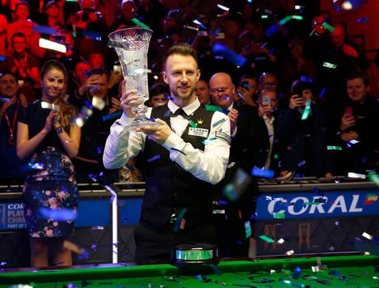 Bilder des Jahres 2020, Sport 03 MÃ¤rz Sport Themen der Woche KW09 Sport Bilder des Tages 1st March 2020; Waterfront, Southport, Merseyside, England; World Snooker Championship, Coral Players Championship; Judd Trump (ENG) shows off the trophy after his 10-4 victory final over Yan Bingtao (CHN) in today s final  ActionPlus12215232 AlanxMartin