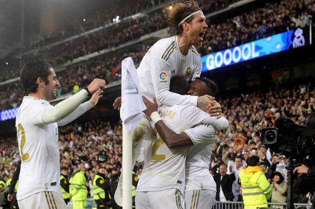 Bilder des Jahres 2020, Sport 03 März Sport Themen der Woche KW09 Sport Bilder des Tages Real Madrid s Vinicius Jr (R) celebrates with teammates after scoring the 1-0 lead during a Spanish LaLiga soccer match between Real Madrid and FC Barcelona, Barca at Santiago Bernabeu stadium in Madrid, Spain, 01 March 2020. Real Madrid vs FC Barcelona !ACHTUNG: NUR REDAKTIONELLE NUTZUNG!  Copyright: xJuanjoxMartínx GRAF9966 20200301-637186995003148235