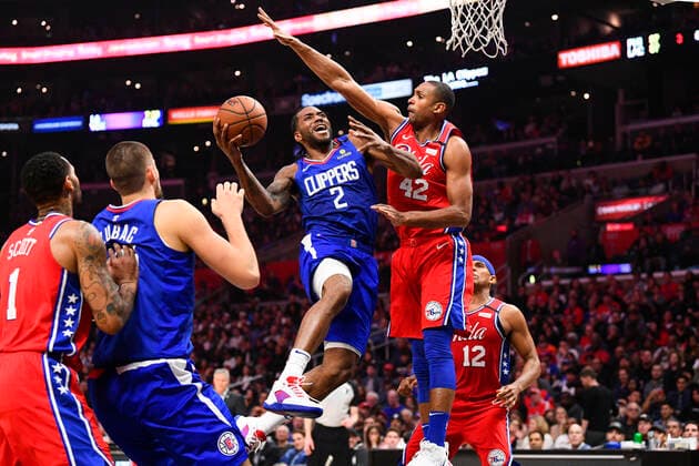 Bilder des Jahres 2020, Sport 03 März Sport Themen der Woche KW09 Sport Bilder des Tages LOS ANGELES, CA - MARCH 01: Los Angeles Clippers Guard Kawhi Leonard (2) tries to score over Philadelphia 76ers Forward Al Horford (42) during a NBA, Basketball Herren, USA game between the Philadelphia 76ers and the Los Angeles Clippers on March 1, 2020 at STAPLES Center in Los Angeles, CA. (Photo by Brian Rothmuller Icon Sportswire) NBA: MAR 01 76ers at Clippers Icon200301044