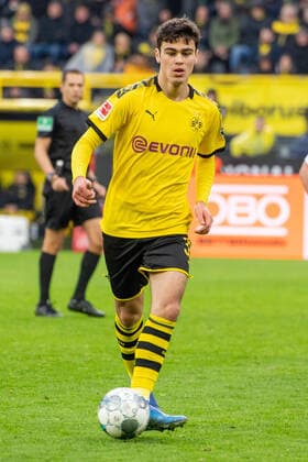 Giovanni REYNA DO with ball, single action with ball, action, whole figure, portrait format, soccer 1 Bundesliga, 24 matchday, Borussia Dortmund DO SC Freiburg FR 1 0, on 29 02 2020 in Dortmund Germany Â