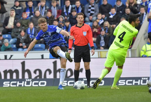 01 03 2020,Football, GER, 2 LIGA, Season 2019 2020, 24 Matchday, SCHÜCO ARENA, BIELEFELD DSC ARMINIA BIELEFELD SV WEHEN WIESBADEN 1 0 Fabian Klos Arminia Bielefeld, left fails with a shot at Sascha Mockenhaupt SV Wehen Wiesbaden , action, duel, duel, duel, cross DFL REGULATIONS PROHIBIT ANY USE OF PHOTOGRAPHS AS IMAGE SEQUENCES AND OR QUASI VIDEO