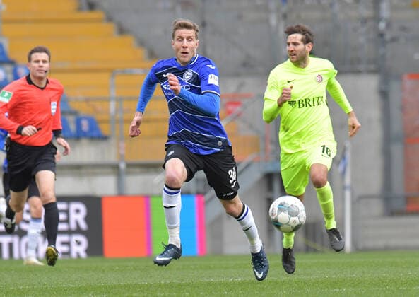 01 03 2020,Football, GER, 2 LIGA, Season 2019 2020, 24 Matchday, SCHÜCO ARENA, BIELEFELD DSC ARMINIA BIELEFELD SV WEHEN WIESBADEN 1 0 Sven Schipplock Arminia Bielefeld , Action, Cross, Single, Cross DFL REGULATIONS PROHIBIT ANY USE OF PHOTOGRAPHS AS IMAGE SEQUENCES AND OR QUASI VIDEO