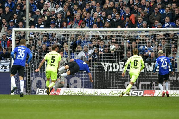 01 03 2020 pmk NC113954 Football Men 2 Bundesliga Season 2019 2020 DSC Arminia Bielefeld SV Wehen Wiesbaden Goal to 1 0 by KLOS 09 Sven SCHIPPLOCK 36 Bielefeld Benedikt ROECKER 05 Wiesbaden Heinz LINDNER 34 Goalkeeper Wiesbaden Fabian KLOS 09 Bielefeld Tobias SCHWEDE 06 Wiesbaden Jonathan CLAUSS 25 Bielefeld