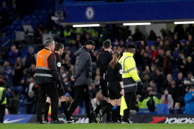 Sport Bilder des Tages Referee, Chris Kavanagh walks off the pitch whilst speaking with Liverpool manager, Jurgen Klopp during the The FA Cup round of 16 match between Chelsea and Liverpool at Stamford Bridge, London, England on 3 March 2020. Copyright: xCarltonxMyriex 26580019