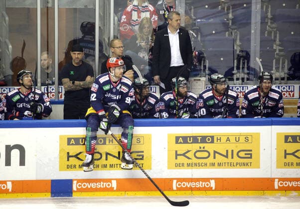 GER, 1 DEL, EISBAEREN BERLIN VS SCHWENNINGER WILD WINGS 03 03 2020, Mercedes Benz Arena, Berlin, GER, 1 DEL, EISBAEREN BERLIN VS SCHWENNINGER WILD WINGS, in the picture Marcel Noebels Eisbaeren Berlin 92 , head coach Serge Aubin Eisbaeren Berlin , players bench nordphotox xEngler nph00076