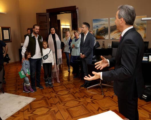 TENNIS - Davis Cup, AUT vs URU GRAZ,AUSTRIA,04.MAR.20 - TENNIS - ITF Davis Cup, Austria vs Uruguay, preview, Eintragung Goldenes Buch. Image shows mayor Siegfried Nagl (Graz), Kurt Hohensinner and the family of Oliver Marrach. GEPAxpictures xHansxOberlaender