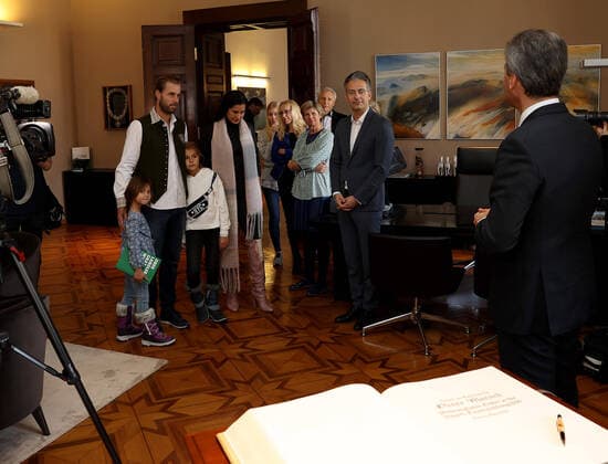 TENNIS - Davis Cup, AUT vs URU GRAZ,AUSTRIA,04.MAR.20 - TENNIS - ITF Davis Cup, Austria vs Uruguay, preview, Eintragung Goldenes Buch. Image shows mayor Siegfried Nagl (Graz), Kurt Hohensinner and the family of Oliver Marrach. GEPAxpictures xHansxOberlaender