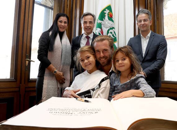 TENNIS - Davis Cup, AUT vs URU GRAZ,AUSTRIA,04.MAR.20 - TENNIS - ITF Davis Cup, Austria vs Uruguay, preview, Eintragung Goldenes Buch. Image shows mayor Siegfried Nagl (Graz), Kurt Hohensinner (Graz) and Oliver Marrach with his family. GEPAxpictures xHansxOberlaender