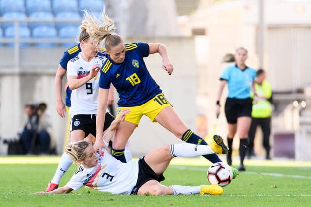 200304 Fridolina Rolfö of Sweden against Svenja Huth and Kathrin Hendrich of Germany during the Algarve Cup match between Germany and Sweden on March 4, 2020 in Faro Photo Ludvig Thunman BILDBYRAN kod LT 35749 bbeng fotboll soccer football women dam algarve cup 2020 sverige sweden germany tyskland deutschland,  Copyright: LUDVIGxTHUNMAN BB200304LT016