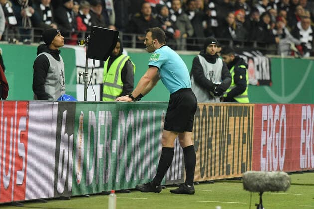 04 03 2020, xmhx, Football DFB Pokal 1 4 Final, Eintracht Frankfurt Werder Bremen emspor, v l Video evidence Referee Felix Zwayer, VAR, Penalty kick DFL DFB REGULATIONS PROHIBIT ANY USE OF PHOTOGRAPHS as IMAGE SEQUENCES and or QUASI VIDEO Frankfurt
