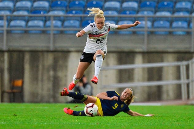 Turid Knaak Germany jumps over the straddle of Kosovar Asllani Sweden Faro, Portugal, 04 03 2020, 04 03 2020, Faro, Football, Algarve Cup, Germany Sweden, DFB DFL REGULATIONS PROHIBIT ANY USE OF PHOTOGRAPHS AS IMAGE SEQUENCES AND OR QUASI VIDEO xklx