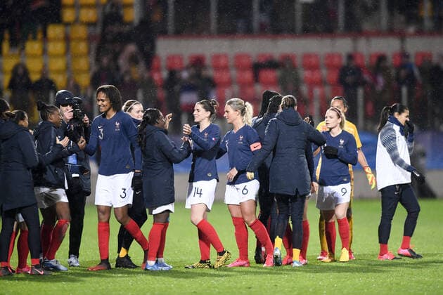 JOIE - FAIR PLAY - 06 AMANDINE HENRY (FRA) - 14 CHARLOTTE BILBAULT (FRA) FOOTBALL FEMININ : France vs Canada - Tournoi de France - 04 03 2020 AnthonyBIBARD FEP Panoramic 