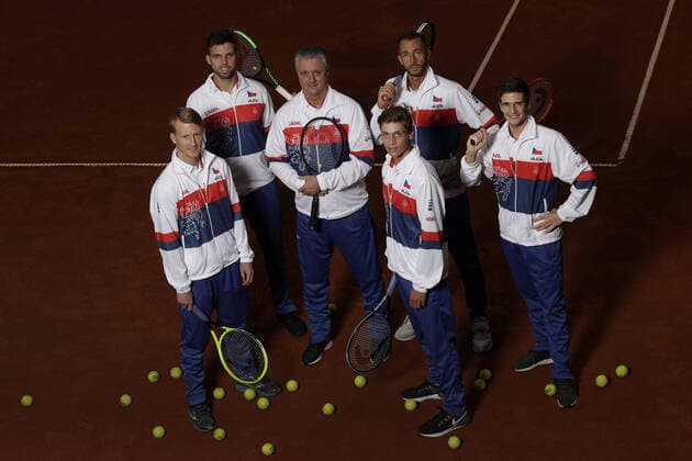 Spolecna fotografie ceskeho daviscupoveho tymu pred kvalifikacnim utkanim v Davis Cupu 2020 se Slovenskem v Bratislave. CTKPhotoF202003050978701