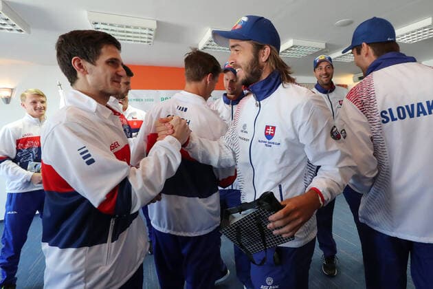 Vit Kopriva a Andrej Martin si vymenuji darky pred losovanim zapasu. Kvalifikacni utkani o pohar Davis Cup 2020 mezi Ceskou republikou a Slovenskem v Bratislave. CTKPhotoF202003051077301