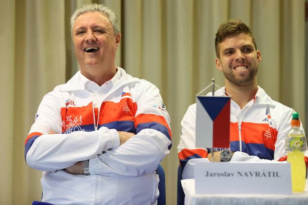 Nehrajici kapitan Jaroslav Navratil a Jiri Vesely behem losovani zapasu. Kvalifikacni utkani o pohar Davis Cup 2020 mezi Ceskou republikou a Slovenskem v Bratislave. CTKPhotoF202003051077901