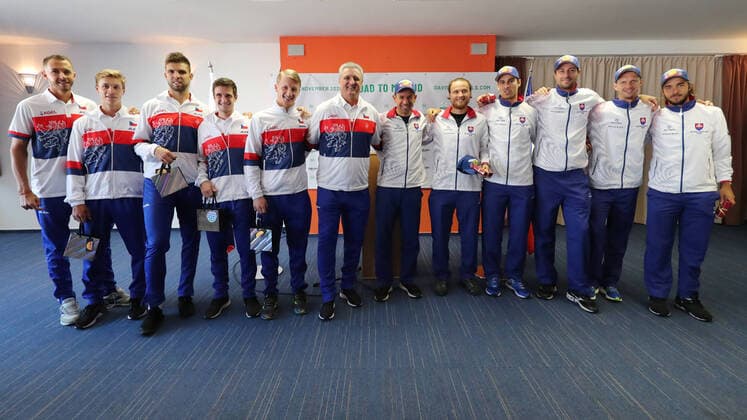 Oba tenisove vybery na spolecne fotografii pred kvalifikacnim utkani o pohar Davis Cup 2020 mezi Ceskou republikou a Slovenskem v Bratislave. CTKPhotoF202003051078101