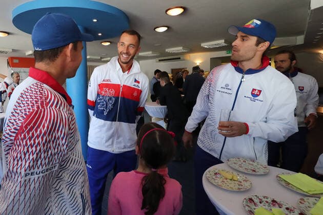 Lukas Rosol v rozhovoru s nehrajicim kapitanem Slovenska Dominikem Hrbatym a Norbertem Gombosem. Kvalifikacni utkani o pohar Davis Cup 2020 mezi Ceskou republikou a Slovenskem v Bratislave. CTKPhotoF202003051083401