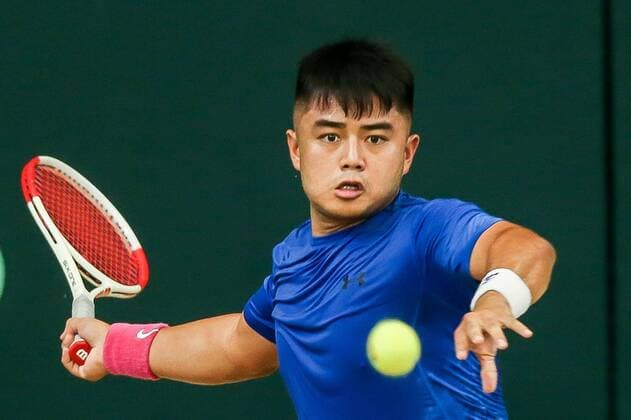 (200306) -- MANILA, March 6, 2020 -- Alberto Lim of the Philippines returns the ball during the singles match against Stefanos Tsitsipas of Greece at Davis Cup World Group II play-off round between the Philippines and Greece in Manila, the Philippines on March 6, 2020. ) (SP)PHILIPPINES-MANILA-TENNIS-DAVIS CUP-GREECE VS PHILIPPINES ROUELLExUMALI 