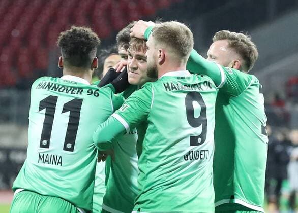 06 03 2020 Soccer Season 2019 2020 2 Soccer Bundesliga 25 Matchday 1 FC Nürnberg Nuernberg FCN Club Hannover 96 H96 DaMa DFL regulations prohibit any use of photographs as image sequences and or quasi video rejoicing joy goal cheering after goal to 0 1 Timo Hübers Huebers 15, Hannover 96 H96 and team team cheers happy goal scorer Timo Hübers Huebers 15, Hannover 96 H96