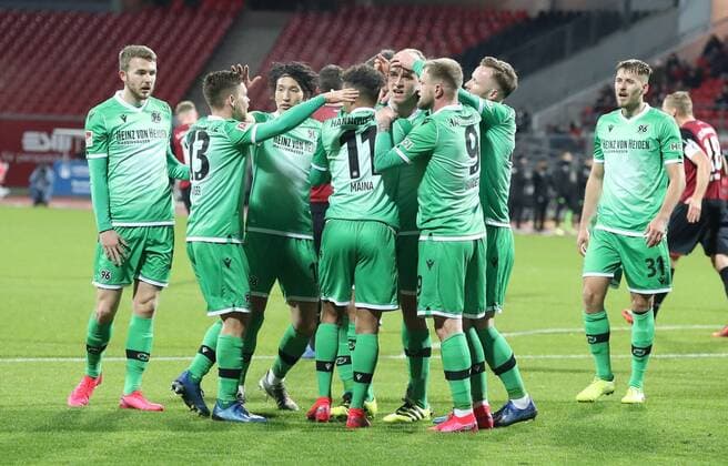 06 03 2020 Soccer Season 2019 2020 2 Soccer Bundesliga 25 Matchday 1 FC Nürnberg Nuernberg FCN Club Hannover 96 H96 DaMa DFL regulations prohibit any use of photographs as image sequences and or quasi video rejoicing joy goal cheering after goal to 0 1 Timo Hübers Huebers 15, Hannover 96 H96 and team team cheers happy goal scorer Timo Hübers Huebers 15, Hannover 96 H96